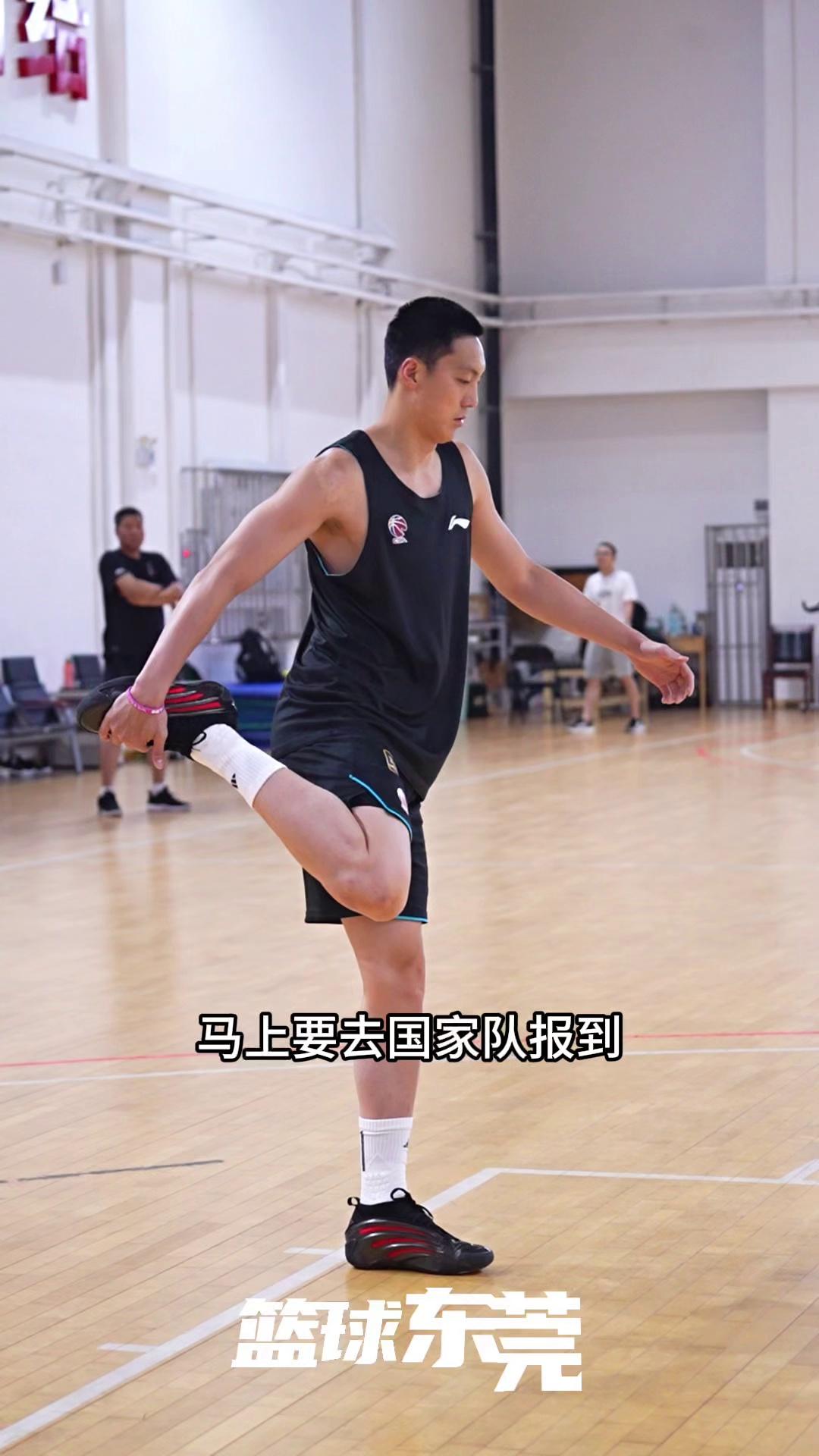 篮球球场上硝烟弥漫，球队实力较拼似火的简单介绍