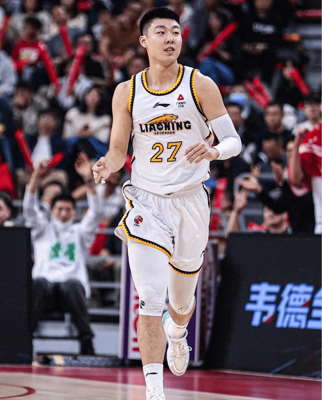 体育明星在比赛中表现卓越，引发观众喝彩