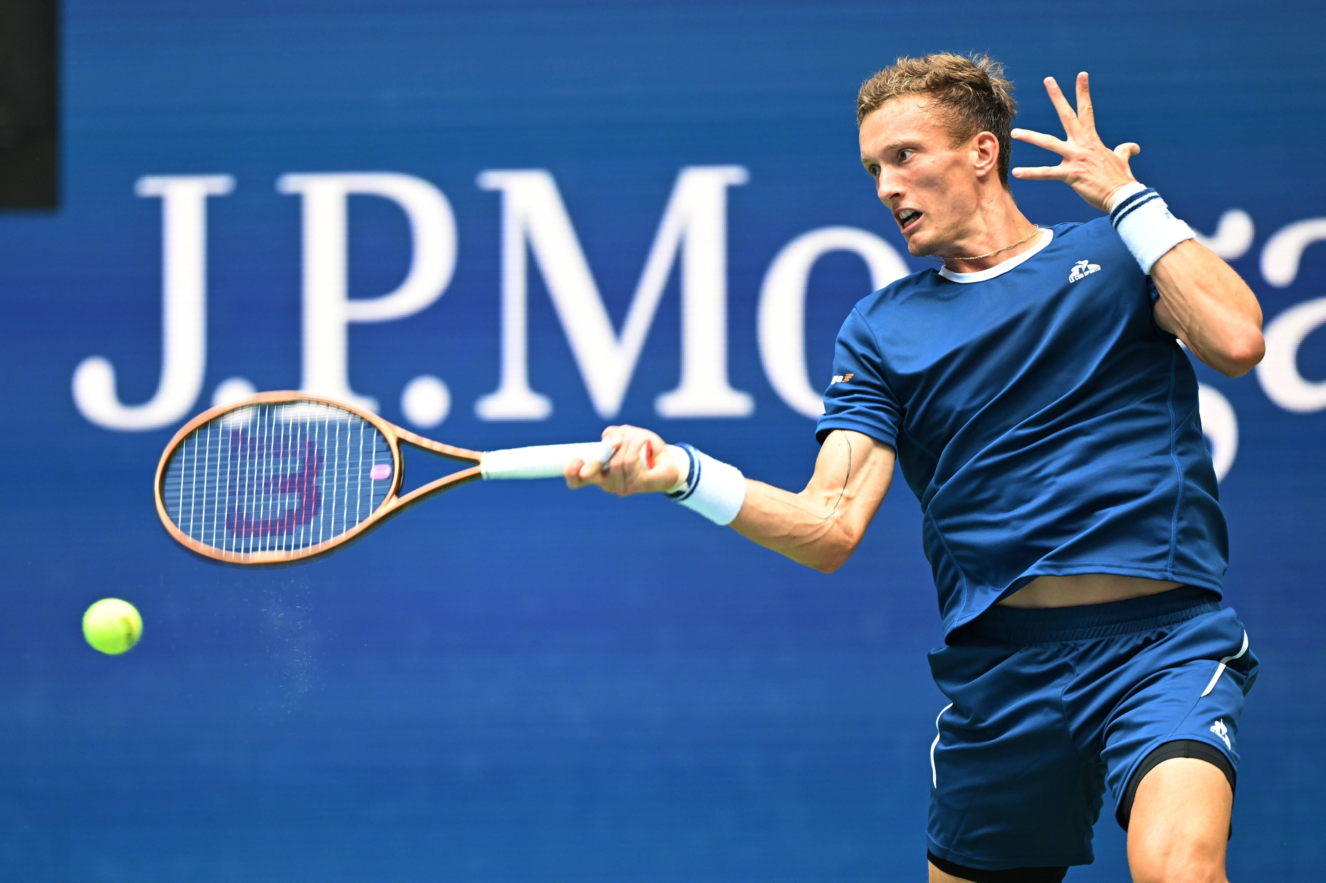 日本网球队力克意大利网球队，阿尔卡拉斯送出助攻的简单介绍